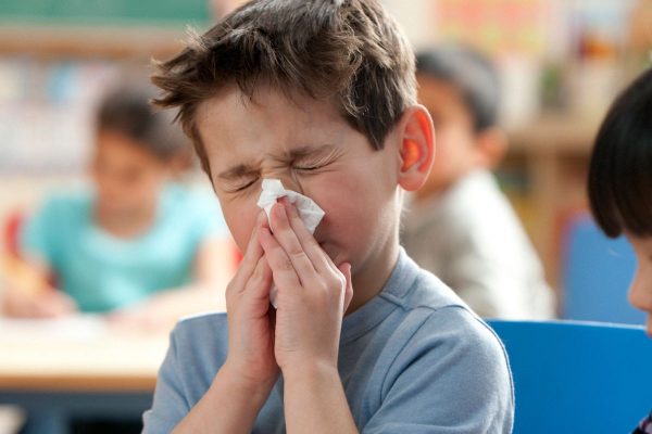 Khi mắc cúm A, trẻ thường gặp phải tình trạng ho, sổ mũi, người mệt mỏi, chán ăn...