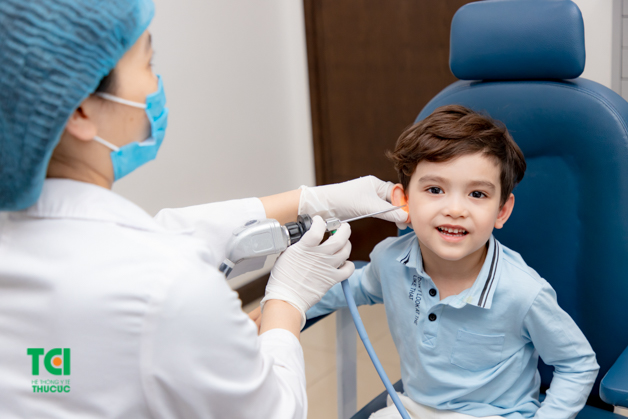Khi thấy trẻ có những dấu hiệu bất thường về tai, phụ huynh cần đưa con đến thăm khám sớm ở các cơ sở y tế uy tín