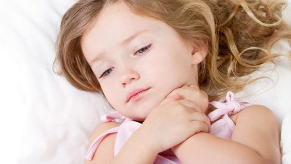 Viêm họng là chứng bệnh rất phổ biến ở trẻ, nhất là trẻ có sức đề kháng kém