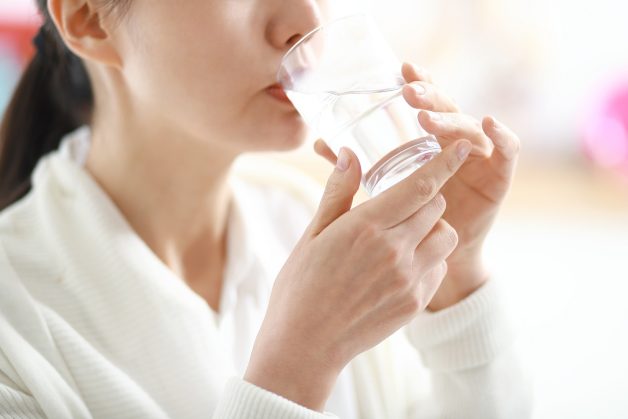 Cách điều trị cúm A tại nhà là phải uống đủ nước