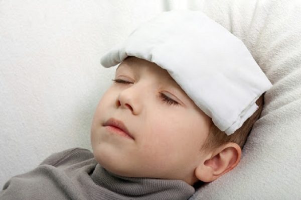 Viêm amidan cấp ở trẻ thường bắt đầu với những cơn sốt cao