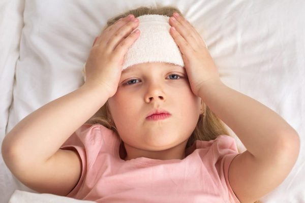 Khi bị cúm A, trẻ thường có các biểu hiện như ho, sốt cao, ngạt mũi, đau đầu, đau cơ...