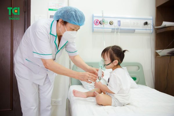 Điều trị cúm A cần được thực hiện bởi bác sĩ có chuyên môn, tại cơ sở y tế uy tín để đảm bảo an toàn cho sức khỏe của trẻ