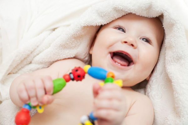 Tay chân miệng trẻ em là bệnh rất dễ lây lan, trẻ sẽ có nguy cơ mắc bệnh ngay cả khi chỉ cầm, nắm vào đồ chơi hoặc vật dụng khác của trẻ mắc bệnh