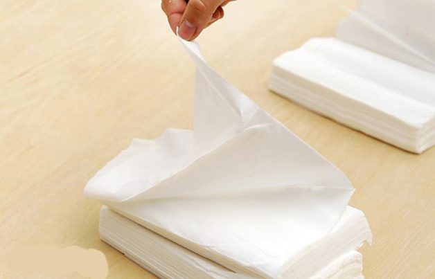 Dùng khăn giấy lau dịch tiết của trẻ là một trong những lưu ý chăm sóc trẻ mắc cúm A tại nhà
