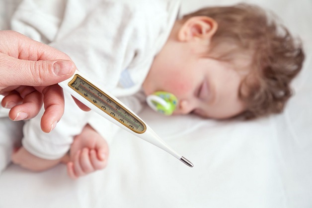 Viêm amidan cấp ở trẻ em thường bắt đầu với biểu hiện sốt cao đột ngột