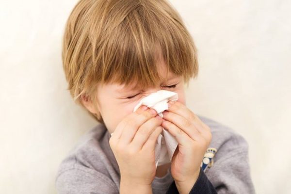 Ngứa mũi, khó chịu ở mũi là những triệu chứng điển hình của trẻ bị viêm mũi dị ứng