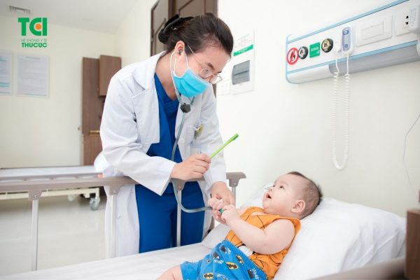 Cha mẹ nên đưa con đi khám sức khỏe định kỳ để có thể chủ động phòng, tránh các bệnh về đường hô hấp