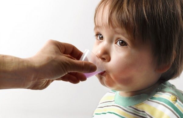Cho trẻ uống thuốc điều trị viêm phổi đúng cách theo chỉ dẫn của bác sĩ. 