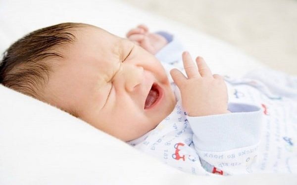 Trẻ nhỏ bị viêm thanh quản có thể sốt nhẹ khoảng 37,5 độ C, bên cạnh đó, trẻ còn xuất hiện biểu hiện mệt mỏi, quấy khóc