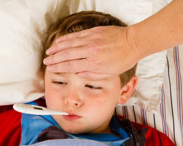 Sốt cao đột ngột là một trong những biểu hiện thường thấy của trẻ bị viêm VA