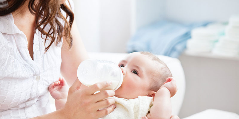 Hướng dẫn pha sữa cho trẻ sơ sinh và những lưu ý khi pha sữa